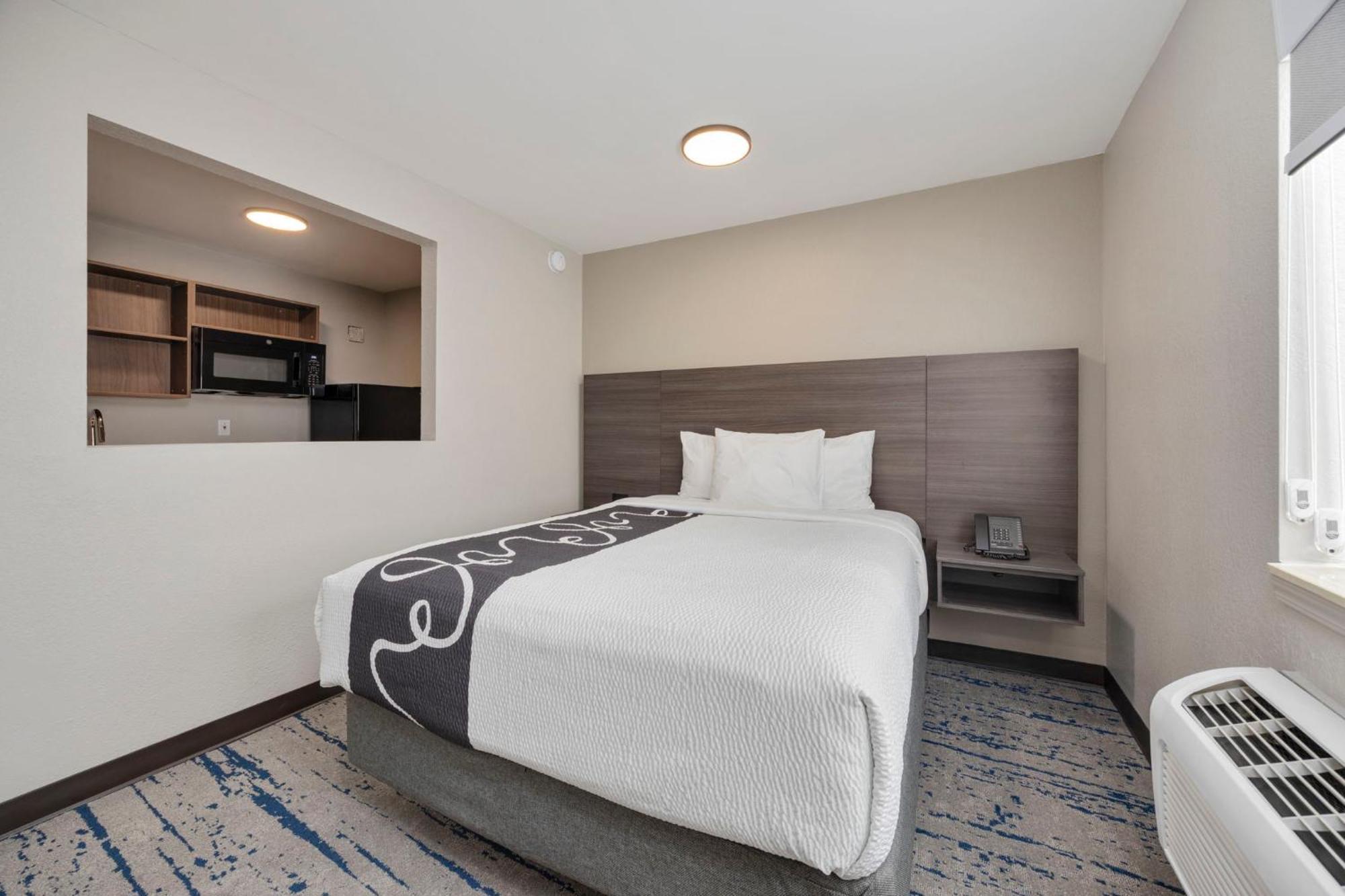 Hotel Homestay Suites